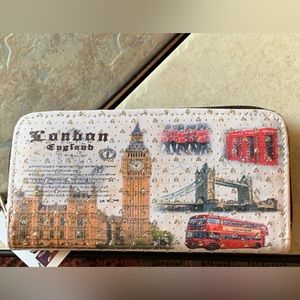 WALLET. NWT. Iconic Landmarks of London, England. Silver hearts all over…